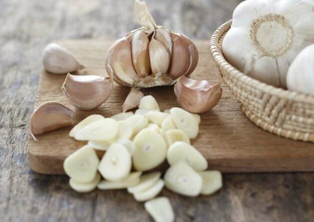 Aglio per preparare un massaggio efficace nel trattamento dell'artrosi dell'articolazione del ginocchio